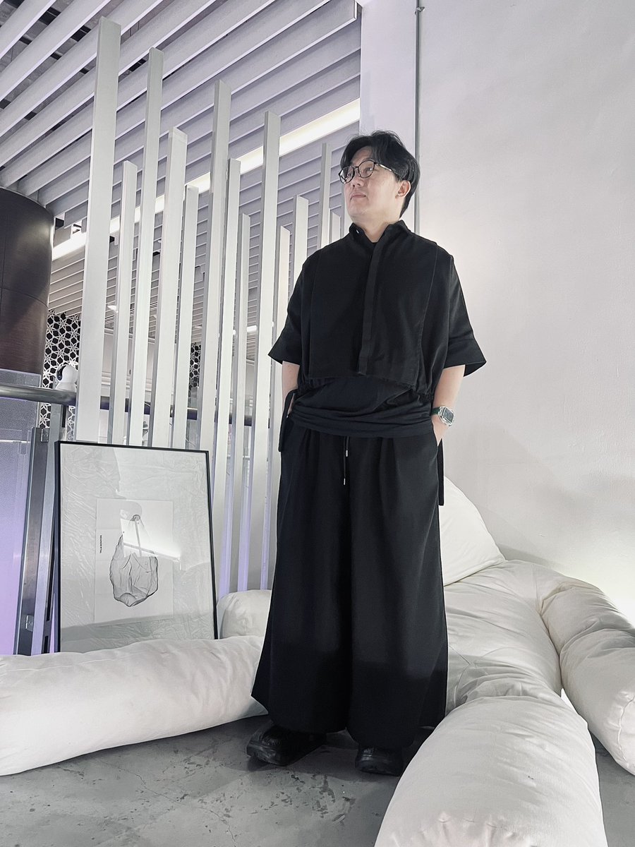 DARKWAVE_STORE's tweet photo. Thnk u for visiting SECTS SHOP 
🖤 
Rey in DEPRESSION cropped shirt &amp; hakama pants
#sectsshop #orchardroad #orchardgateway #singapore #darkwear #avantgardefashion https://t.co/0SFHmotLva