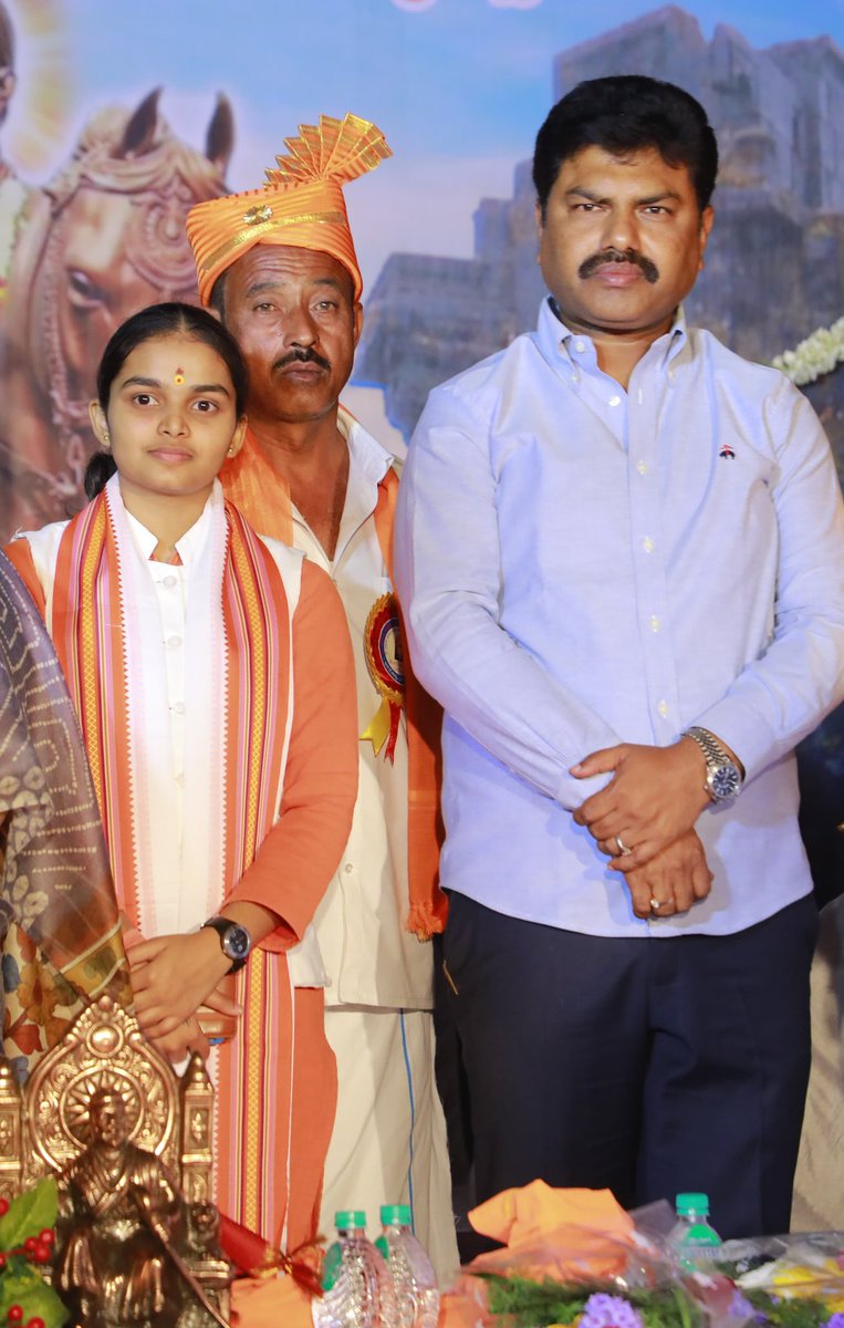 BYRBJP's tweet photo. ಭದ್ರಾವತಿ ತಾಲ್ಲೂಕು ಅರದೊಟ್ಲು ಗ್ರಾಮದ ಶ್ರೀ ಛತ್ರಪತಿ ಶಿವಾಜಿ ಮಹಾರಾಜ್ ಮರಾಠ ಸಂಘ(ರಿ.)ದ ವತಿಯಿಂದ ಏರ್ಪಡಿಸಿದ್ದ ಹಿಂದೂ ಹೃದಯ ಸಾಮ್ರಾಟ್ ಶ್ರೀ ಛತ್ರಪತಿ ಶಿವಾಜಿ ಮಹಾರಾಜರ 394ನೇ ಜಯಂತೋತ್ಸವದಲ್ಲಿ ಮುಖ್ಯ ಅತಿಥಿಯಾಗಿ ಭಾಗವಹಿಸಿ, ಖ್ಯಾತ ಬಾಲವಾಗ್ಮಿ ದಿಕ್ಸೂಚಿ ಭಾಷಣಗಾರ್ತಿ ಕು. ಹಾರಿಕ ಮಂಜುನಾಥ್ ಜೊತೆಗೂಡಿ ಮುಸ್ಸಂಜೆಯ ಸುಂದರ ಸಮಾರಂಭವನ್ನು ದೀಪ ಬೆಳಗುವ ಮೂಲಕ ಉದ್ಘಾಟಿಸಲಾಯಿತು. 

ಸನಾತನ ಹಿಂದೂ ಧರ್ಮದ ರಕ್ಷಣೆಗೆ ತನ್ನ ಜೀವವನ್ನು ಮುಡಿಪಾಗಿಟ್ಟ ಶಿವಾಜಿ ಮಹಾರಾಜರ ಧೈರ್ಯ, ಅಪ್ರತಿಮ ಸಾಹಸ, ಕೆಚ್ಚೆದೆಯ ಹೋರಾಟ ಮನೋಭಾವ, ಧರ್ಮ ನಿಷ್ಠೆ, ಯುದ್ಧ ನೈಪುಣ್ಯತೆ, ಆಡಳಿತ ವೈಖರಿ, ಶತ್ರುಗಳ ಎದೆಯಲ್ಲಿ ನಡುಕ ಹುಟ್ಟಿಸುವ ಆತ್ಮಸ್ಥೈರ್ಯ ಪ್ರತಿಯೊಬ್ಬರಿಗೂ ಸ್ಪೂರ್ತಿದಾಯಕ. 

ಈ ಸಂದರ್ಭದಲ್ಲಿ ಸಂಘದ ಅಧ್ಯಕ್ಷರಾದ ಶ್ರೀ ಜಗದೀಶ್ ರಾವ್ ಅವರು, ಶಾಸಕರಾದ ಶ್ರೀ ಶಾರದಾ ಪೂರ್ಯನಾಯ್ಕ ಅವರು, ಪ್ರಮುಖರಾದ ಶ್ರೀಮತಿ ಗೀತಾ ಸತೀಶ್ ಅವರು, ಶ್ರೀ ಲೋಕೇಶ್ ರಾವ್ ಅವರು,  ಶ್ರೀ ಯಶವಂತ್ ಅವರು ಸೇರಿದಂತೆ ಅನೇಕ ಗಣ್ಯರು ಉಪಸ್ಥಿತರಿದ್ದರು.

#bhadravati #ShivamoggaNews #byrshivamogga #BYRaghavendra #shivamogga #shivamoggaloksabhaconstituency