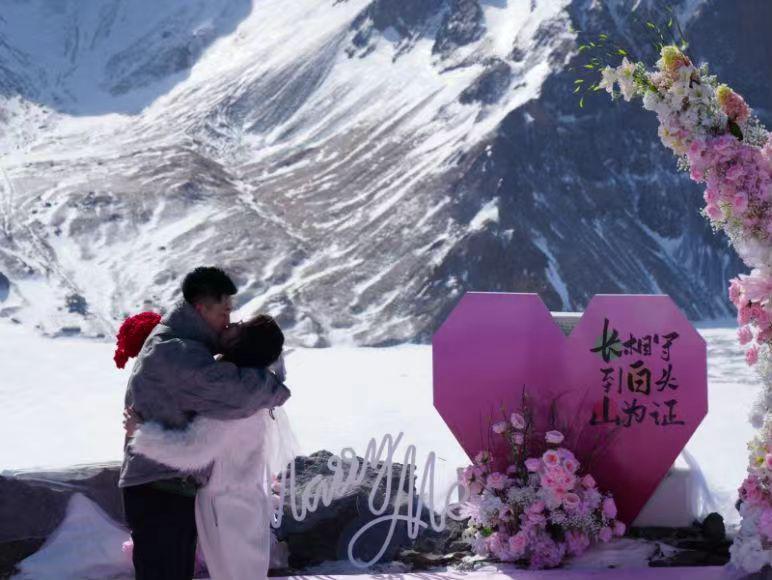 Love is in the air at #ChangbaiMountain in #Jilin! 🌹 50 couples gathered by Tianchi Lake for a heartwarming 'Declaration of Love' event during the Lantern Festival. With roses and heartfelt declarations, the day was filled with moments of love and joy. 📷 #JilinUpdates