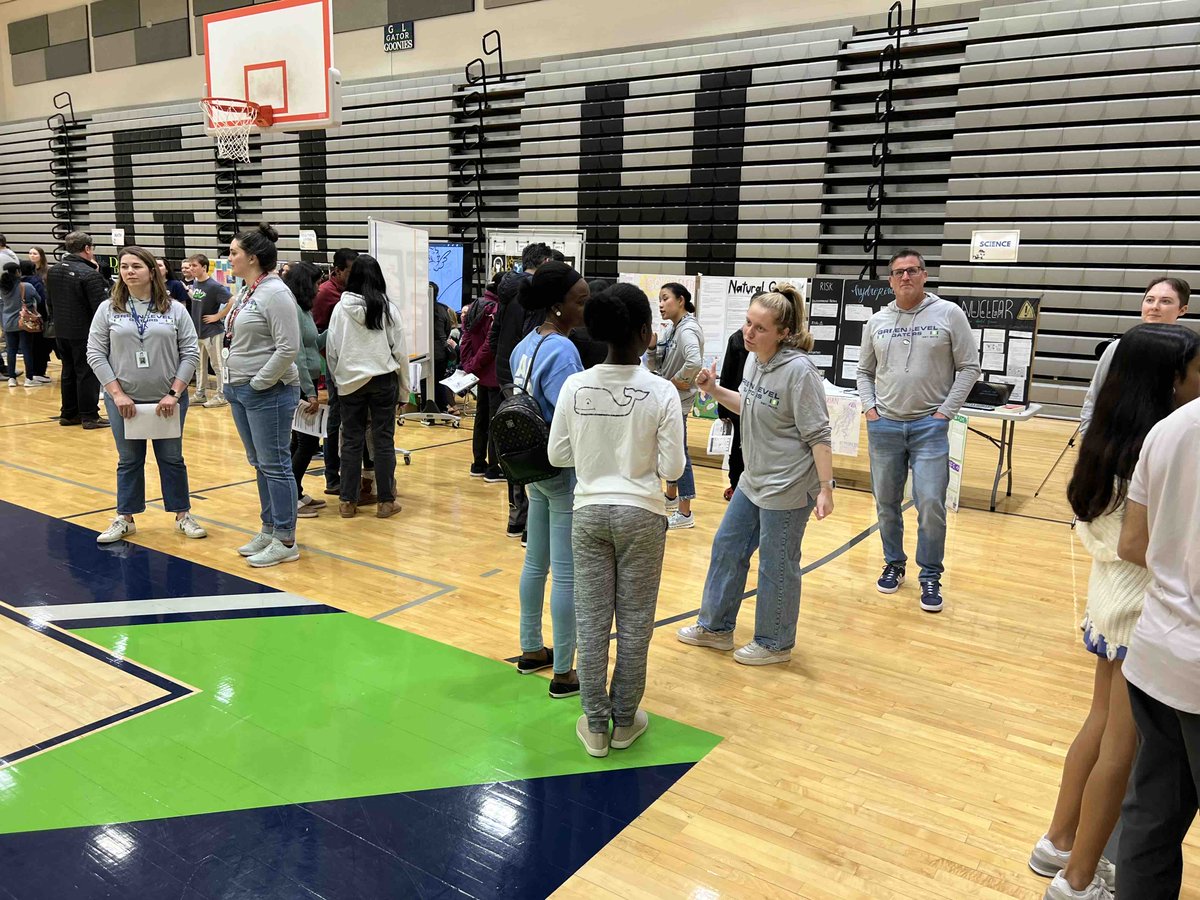 GreenLevelHigh's tweet photo. πΈ We had SO much fun meeting our rising 9th graders and their families tonight at Open House! Thanks for coming! #FutureGators πππ https://t.co/rr0Ekm5Coc