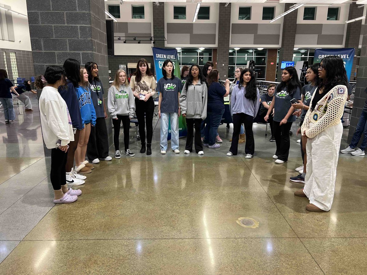 GreenLevelHigh's tweet photo. πΈ We had SO much fun meeting our rising 9th graders and their families tonight at Open House! Thanks for coming! #FutureGators πππ https://t.co/rr0Ekm5Coc