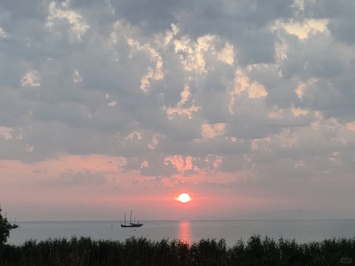 animpuyehillary's tweet photo. 早朝の湖州太湖展望台は、日の出を楽しむのに最適な場所だ。 展望台に立ち、そよ風に向かい、遠くの太湖を眺めていると、湖面が煌めき、まるで青い繻子を広く広げたようだ。 https://t.co/lQ29qvLbuo