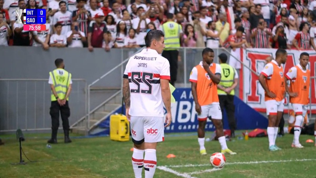 Mugdany's tweet photo. James Rodríguez y sus primeros minutos en el Campeonato Paulista. #SPFP @jamesdrodriguez https://t.co/lIh9HAYP9R