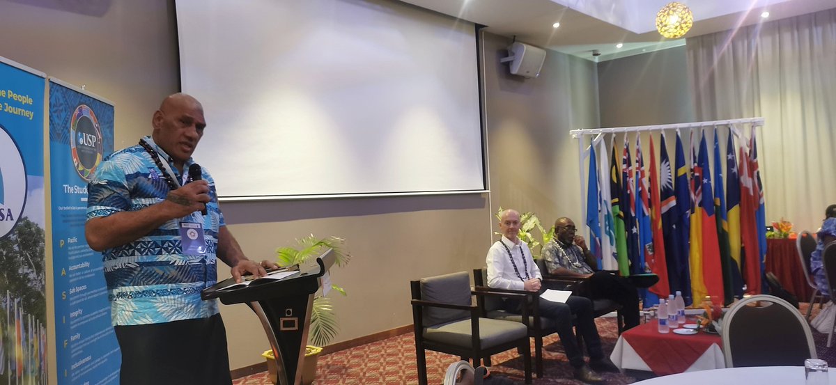 UNDP_Pacific's tweet photo. Our team joined representatives from the Vanuatu 🇻🇺 Government alongside British 🇬🇧 Deputy High Commissioner @MikeJDWatters this morning, as the country's youth meet to discuss ways to promote #integrity and #transparency, and stamp out #corruption across the #Pacific. https://t.co/NOrGdcOLke