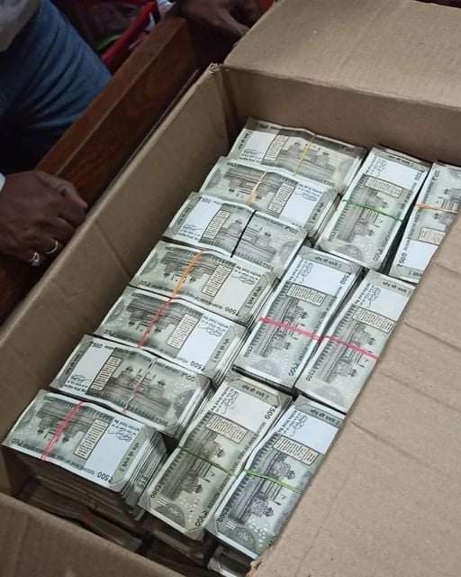 Vaibhav96280340's tweet image. #India #P4all #ROI 

क्या करोगे आप इतने पैसों का ???