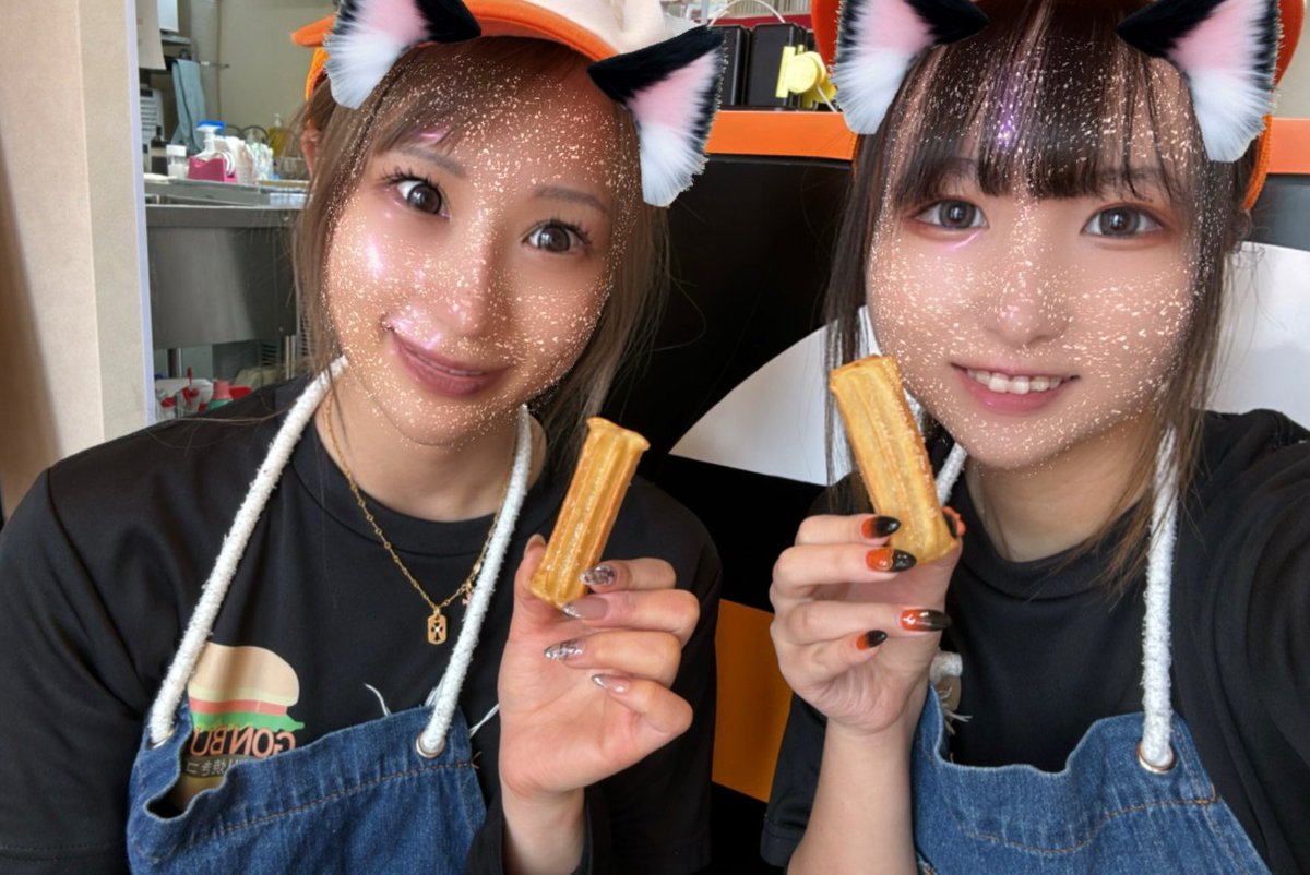 mayu17__'s tweet photo. 今日はるかさんと #ゴンバーガー 出勤してるよー✨

チュロスの中のカスタードが甘くてオススメ❣️
おやつ感覚で何本���食べちゃうんだよね😋

2月最終日！るかさんとゴンガールしてるので食べに来てね〜🦋
@gon_kanazawa @ruka41818378051 https://t.co/Snx06pourc