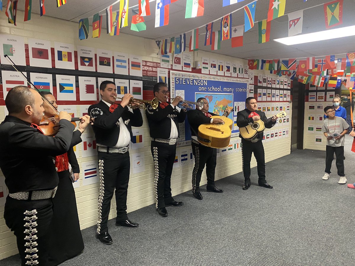 ms_kapecki's tweet photo. We had so much fun tonight with our Stevenson families at Multicultural night! Thanks for traveling the world with us! 🌎 #BeStevenson @Stevenson_D54 https://t.co/V49UIFUtTz
