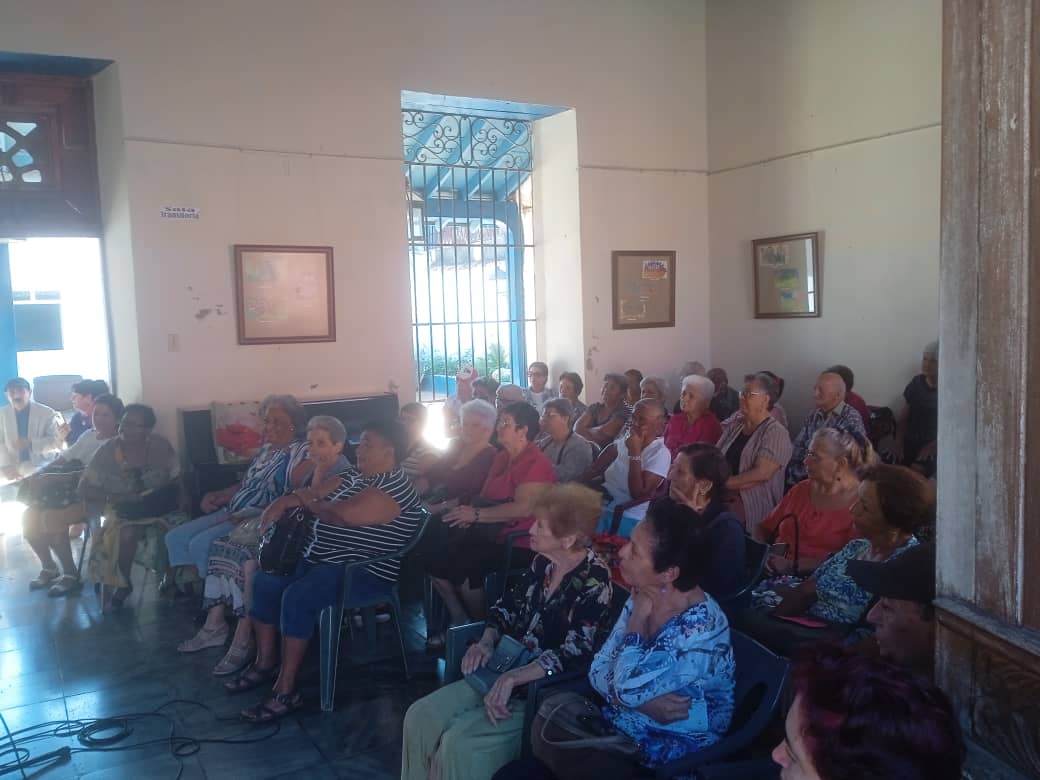 Ariguanabo105_3's tweet photo. En el Museo Municipal de #SanAntonioDeLosBaños desarrollaron la peña Suerte de vivir, dedicada al adulto mayor y al promotor Raúl Hernández Montanarro por los 30 años de trabajo artístico en la localidad. 
@dirariguanabo https://t.co/h7ZksY9mZ1