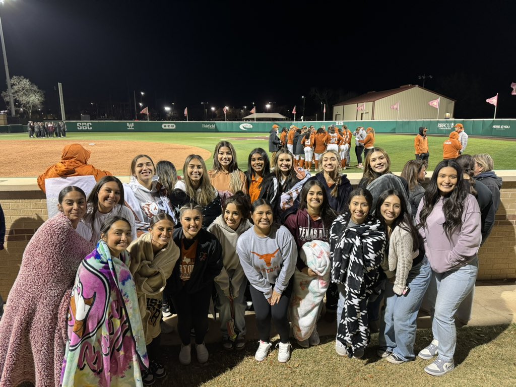 Lady Coyotes out here supporting <a href="/TexasSoftball/">Texas Softball</a> 🧡 Thank you <a href="/leighannn_11/">leighann (:</a> and <a href="/VanessaQuirogaa/">Vanessa Quiroga</a> for taking the time to take pictures with us! Best of luck the rest of the season! 🧡🤘🏻#HookEm