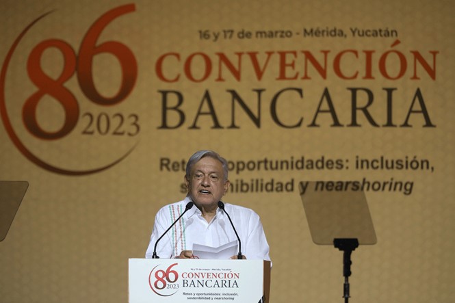 #NACIONAL
El presidente de la Asociación de #BancosdeMéxico, #JulioCarranza, informó que tanto #AMLO y los tres candidatos a sucederlo asistirán a la 87 Convención Bancaria, que se llevará a cabo en #Acapulco los dias 18 y 19 de abril.