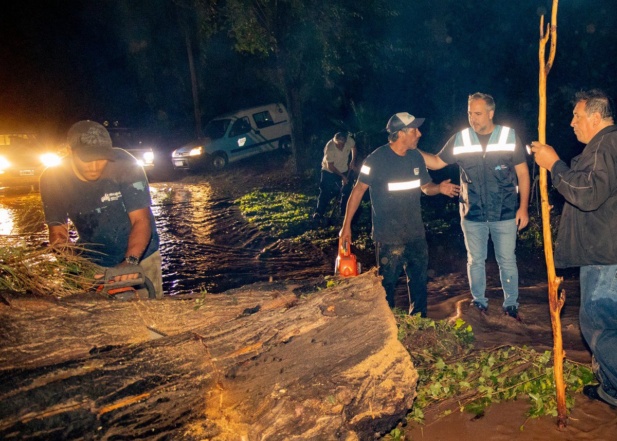 🫂• Varias zonas de Maipú nuevamente fueron afectadas por fuertes tormentas que ocasionaron grandes destrozos en el alumbrado público, caídas de árboles, cortes de energía y afectando a muchas viviendas.