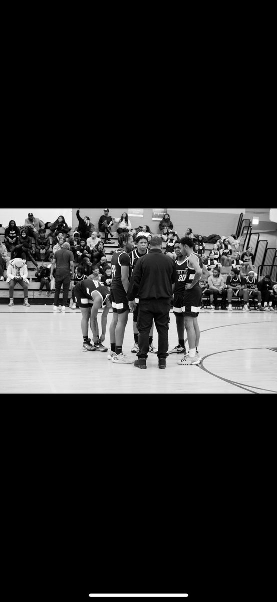 DamonDantzler's tweet photo. Thank you Dyett basketball it was great 2 years I spent with this team wouldn’t trade it for nothing❤️  #21 https://t.co/h8ASe4HiEm
