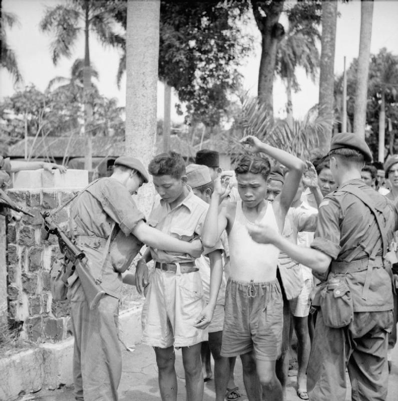 SejarahRI's tweet photo. Tentara Inggris menggeledah orang dan kendaraan yang akan memasuki Jakarta, sekitar tahun 1945-1946. Penggeledahan dilakukan untuk mencegah masuknya para pejuang kemerdekaan, yang disebut bandit dan teroris oleh Belanda, ke dalam kota. https://t.co/clnqwuxjTh