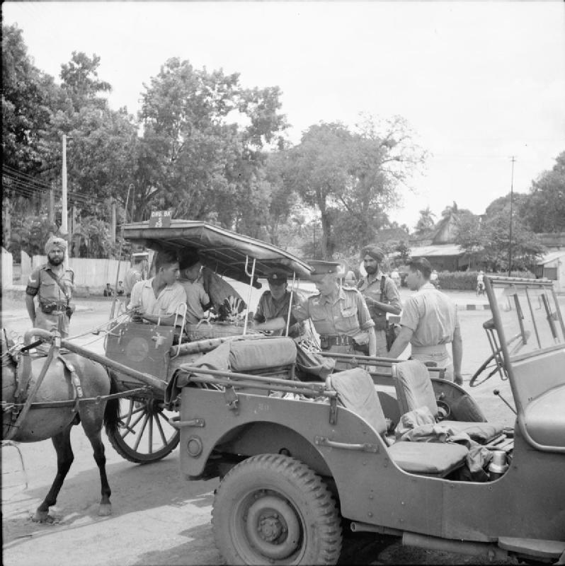 Tentara Inggris menggeledah orang dan kendaraan yang akan memasuki Jakarta, sekitar tahun 1945-1946. Penggeledahan dilakukan untuk mencegah masuknya para pejuang kemerdekaan, yang disebut bandit dan teroris oleh Belanda, ke dalam kota.