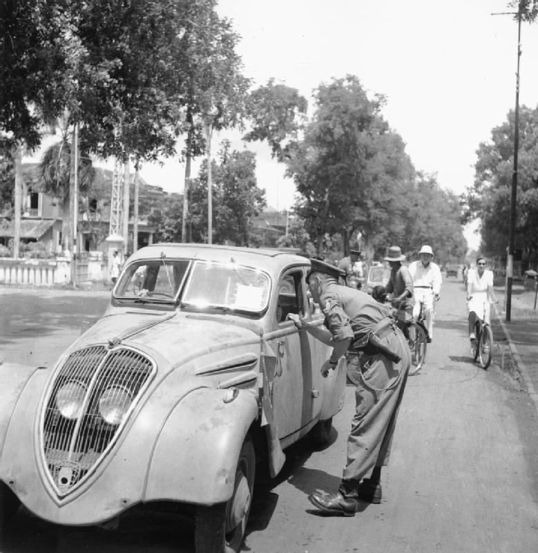 SejarahRI's tweet photo. Tentara Inggris menggeledah orang dan kendaraan yang akan memasuki Jakarta, sekitar tahun 1945-1946. Penggeledahan dilakukan untuk mencegah masuknya para pejuang kemerdekaan, yang disebut bandit dan teroris oleh Belanda, ke dalam kota. https://t.co/clnqwuxjTh