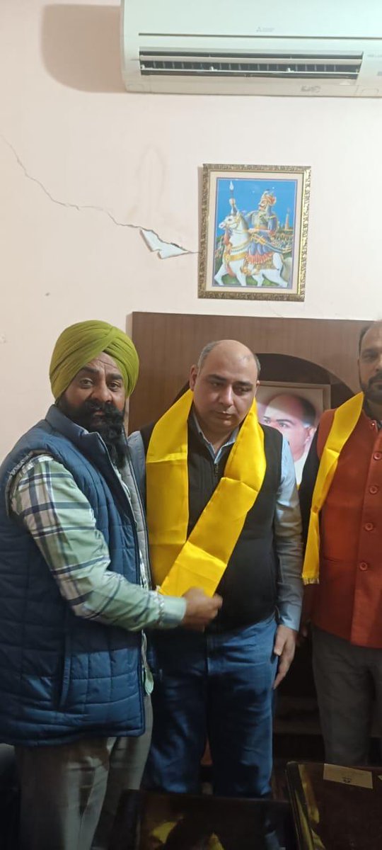 chakusameer's tweet photo. कल शाम @BJP4Chandigarh के @ShyamaPrasadBJP के #मंडल33 में ज़िलाअध्यक्ष श्री @RMalikBJP, उपाध्यक्ष @sonamvermabjp संग मंडल अध्यक्ष @ajayranabjpchd और महासचिव @karandhimanbjp के साथ मंडल परिचय और #labharthi , #gaonchalo, @namoapp एवं #ViksitBharatAmbassador अभियान निमित बैठक की। https://t.co/AQZmIg3rWW