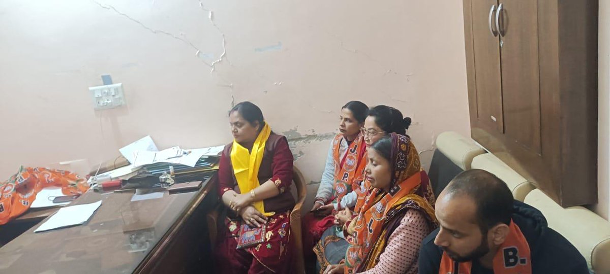 chakusameer's tweet photo. कल शाम @BJP4Chandigarh के @ShyamaPrasadBJP के #मंडल33 में ज़िलाअध्यक्ष श्री @RMalikBJP, उपाध्यक्ष @sonamvermabjp संग मंडल अध्यक्ष @ajayranabjpchd और महासचिव @karandhimanbjp के साथ मंडल परिचय और #labharthi , #gaonchalo, @namoapp एवं #ViksitBharatAmbassador अभियान निमित बैठक की। https://t.co/AQZmIg3rWW