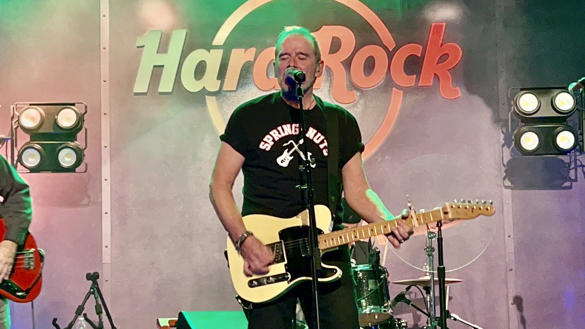 SpringNuts_'s tweet photo. After the video, we spoke a couple of times, then we finally met up in Tampa as Glen and B-Street performed at Hard Rock the night before the first show of the @springsteen tour. Glen blew us away as he performed in a Spring-Nut shirt. Surreal. Rest easy Glen. You earned it. 🙏🏼 https://t.co/FWfFRasOK0
