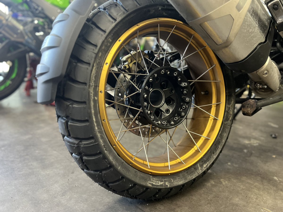 mcs_ride_on's tweet photo. GS1250
FRタイヤ交換✨️
ミシュラン アナキー✨️
何処でも行けちゃいそうな感じかアドベンチャーならではですよね😆
御依頼ありがとうございます✨️
#BMW
#gs1250
#ミシュラン
#アナキー
#タイヤ交換
#ライドオン https://t.co/hd8sXGqkiH