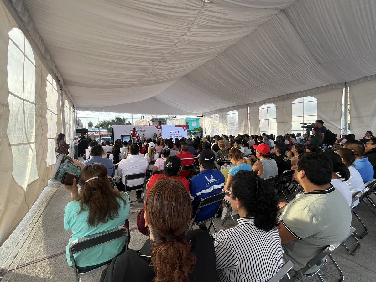 GusPintos27's tweet photo. Hoy más de 2️⃣0️⃣0️⃣ familias en #León recibieron sus escrituras gracias a su crédito @Infonavit. 🏠

Hoy confirmamos que somos la institución que ofrece las mejores soluciones de financiamiento para que muchos guanajuatenses formen su patrimonio.

¡Felicidades por su gran logro! 👏🏻 https://t.co/mU5witkrPY