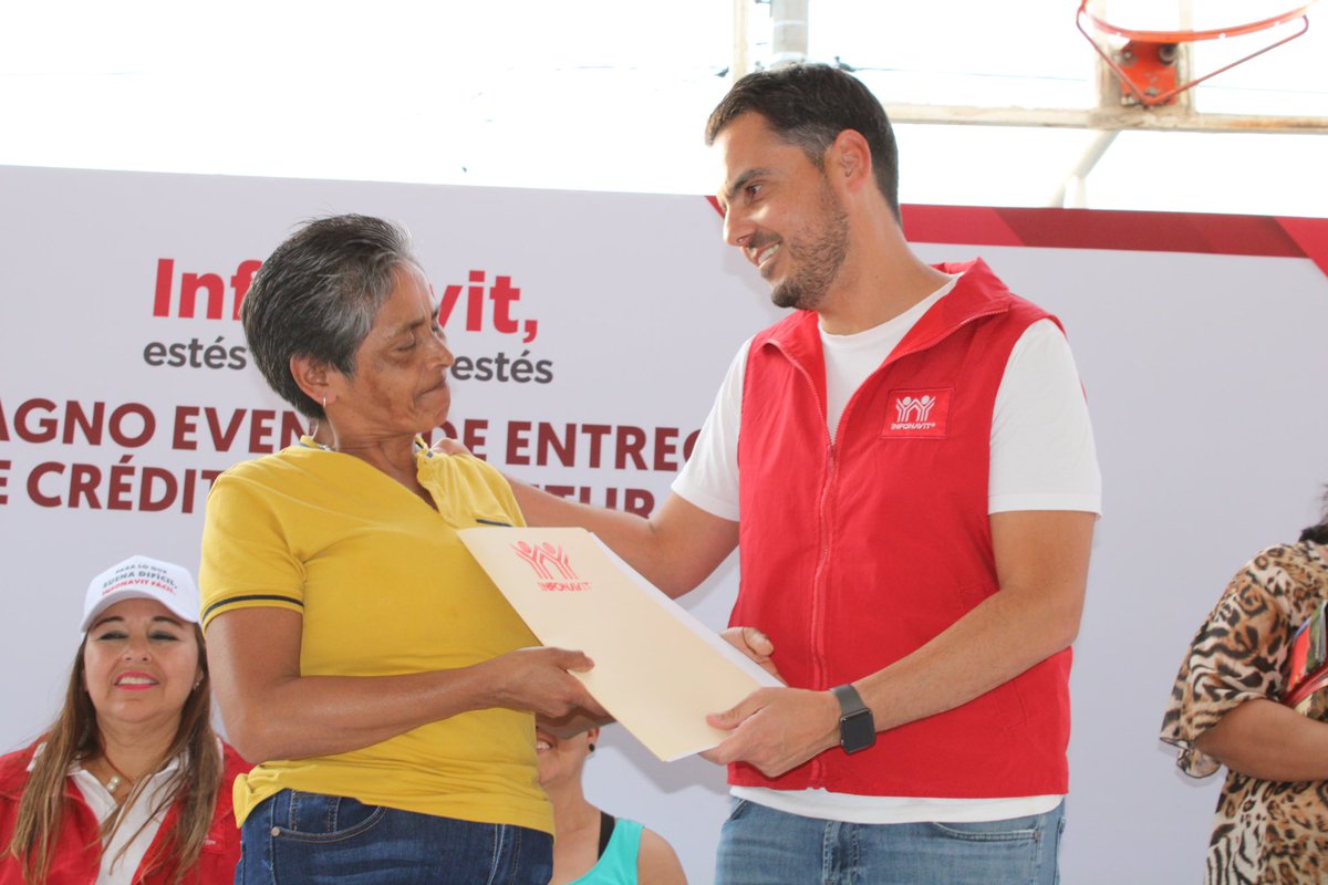 GusPintos27's tweet photo. Hoy más de 2️⃣0️⃣0️⃣ familias en #León recibieron sus escrituras gracias a su crédito @Infonavit. 🏠

Hoy confirmamos que somos la institución que ofrece las mejores soluciones de financiamiento para que muchos guanajuatenses formen su patrimonio.

¡Felicidades por su gran logro! 👏🏻 https://t.co/mU5witkrPY