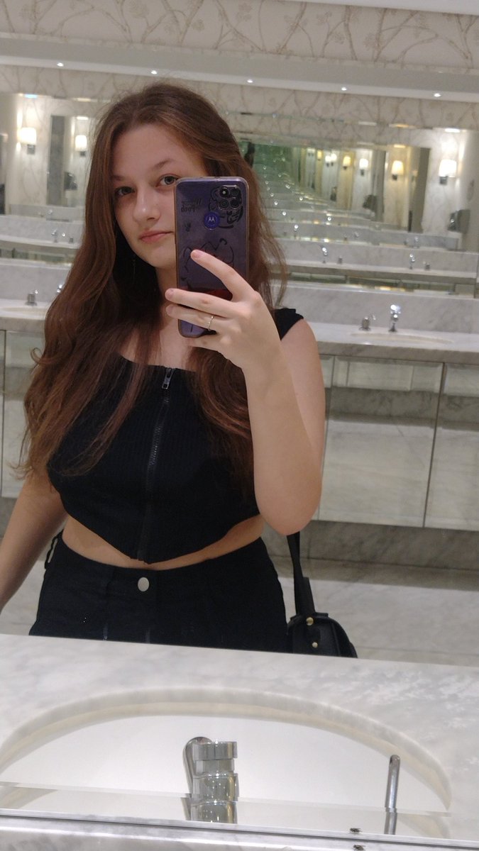 BLixosa's tweet photo. Como pode Deus ter feito uma beldade dessa e ela nn sair de casa quase nunca 😭😭😭 https://t.co/gFF0k8jPqj