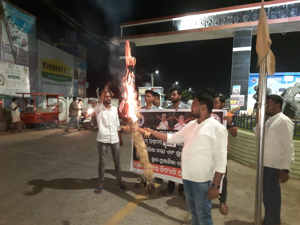 abvpodisha's tweet photo. ଏବିଭିପି ଗଞ୍ଜାମ ଜିଲ୍ଲା ତରଫରୁ ମ୍ୟାଟ୍ରିକ ପ୍ରଶ୍ନପତ୍ର ପ୍ରଘଟ ଘଟଣାକୁ ନେଇଁ ଦିଗପହଣ୍ଡି ନଗରରେ ବିକ୍ଷୋଭ ପଦର୍ଶନ କରିବା ସହ ଗଣଶିକ୍ଷା ମନ୍ତ୍ରୀ ସୁଦାମ ମାର୍ଣ୍ଡି ଓ ନବୀନ ପଟ୍ଟନାୟକଙ୍କ କୁଶପୁତ୍ତଳିକା ଦାହ କରାଯାଇଛି।
#ABVPForStudents
#MatricExam
#ABVPOdisha https://t.co/6SOEK6E54Q