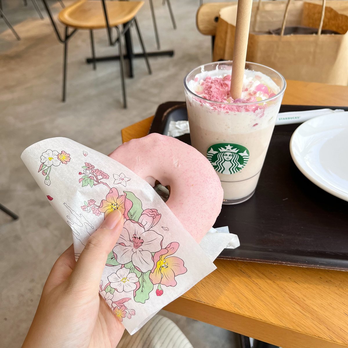 mai31728's tweet photo. 今年も桜の季節がやってきた🌸
#花見だんごフラペチーノ 
#さくらドーナツ
#スタバ https://t.co/Bcglka4N8W