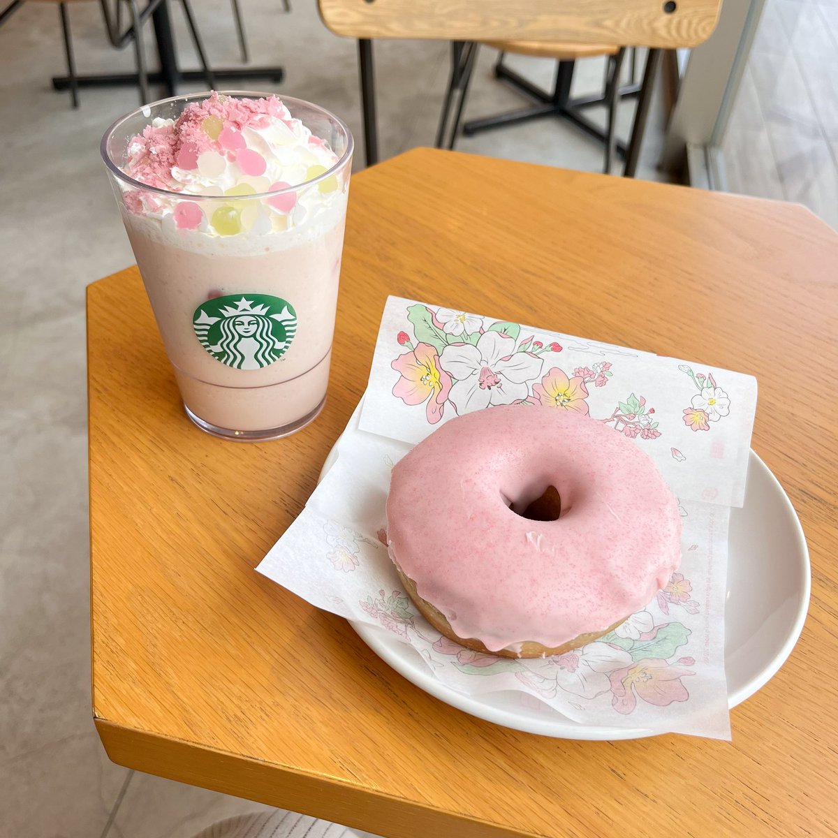 mai31728's tweet photo. 今年も桜の季節がやってきた🌸
#花見だんごフラペチーノ 
#さくらドーナツ
#スタバ https://t.co/Bcglka4N8W