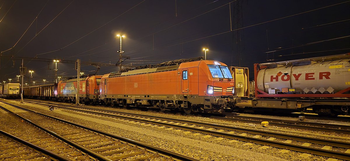 TWeinlein's tweet photo. Guten Morgen😴
Es geht mal wieder mit dem #Tonzug nach Domodossola🇮🇹 und nach ner kurzen Tagesübernachtung tatsächlich heute Abend schon wieder mit dem leeren #Zuckerzug zurück. Euch nen gute Start in den Tag ✌️
Dann mal auf in den Kampf 💪 https://t.co/LaqRfkEX3t