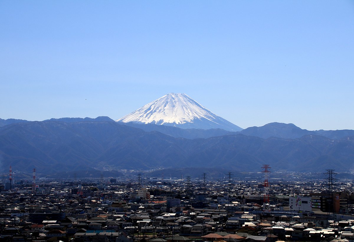 2月は逃げる… 気がつけば、富士山の日（2月23日）は過ぎてしまいました。 せっかくなので4年ぶりの2月29日に、山梨開発センターから見える富士山をおすそわけします。