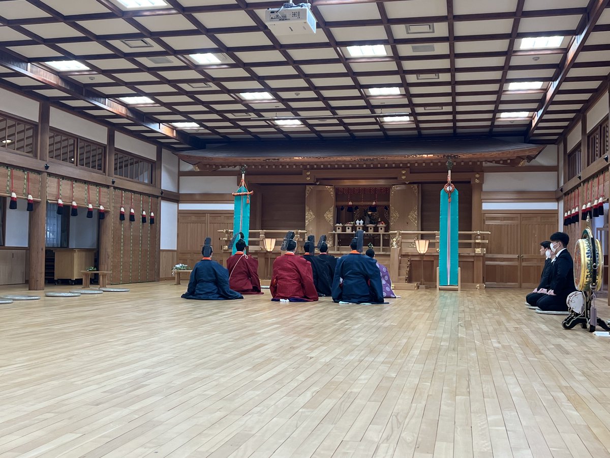 神職課程4年生による令和五年度神職課程修了奉告祭が 雅楽部の奉仕を