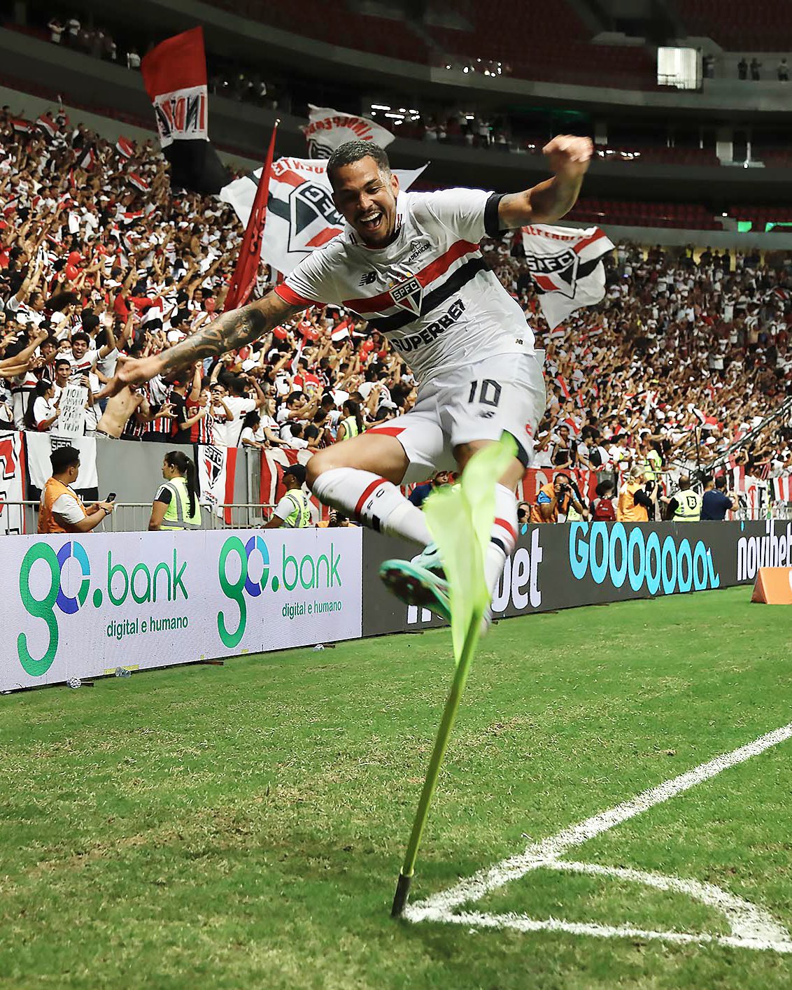 Luciano, camisa 10 do São Paulo, comemora gol marcado na bandeirinha de escanteio