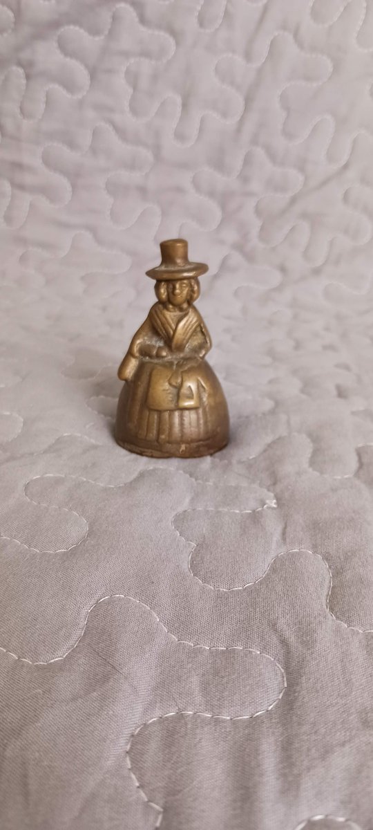 ForgottenKeepS's tweet photo. Vintage Brass Bell Welsh Lady https://t.co/lQci6grhPX #bronze #vintagebrassbell #antiquebrassbell #brassbell #welshwoman #welshwomanbell #brasswelshwoman #welshlady #brasswelshlady #antiquebell #parlorbell #handbell #solidbrass #collectablebell https://t.co/lIvkdLYuie
