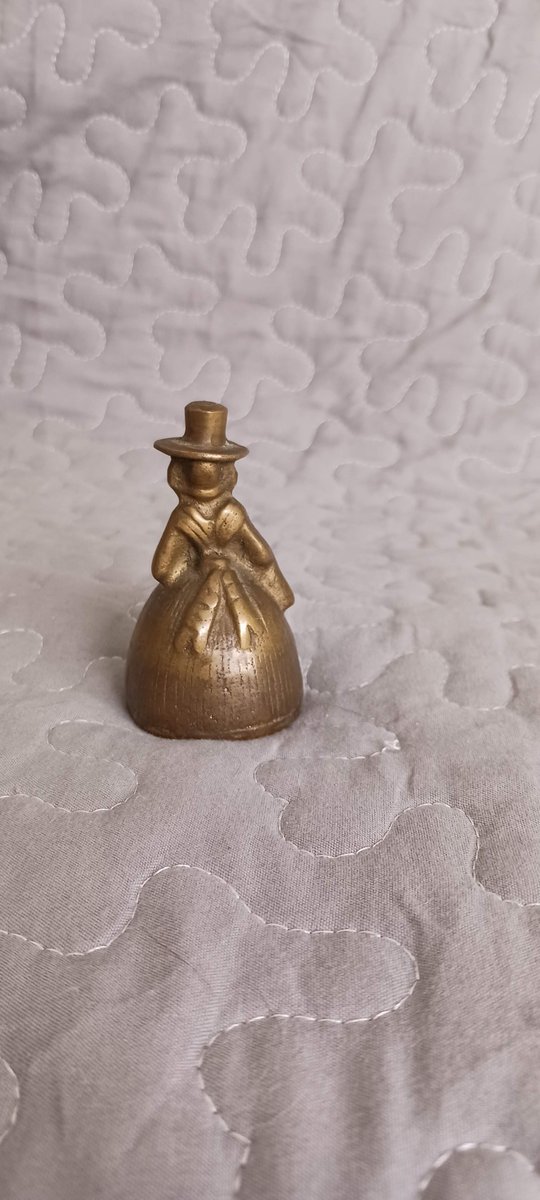 ForgottenKeepS's tweet photo. Vintage Brass Bell Welsh Lady https://t.co/lQci6grhPX #bronze #vintagebrassbell #antiquebrassbell #brassbell #welshwoman #welshwomanbell #brasswelshwoman #welshlady #brasswelshlady #antiquebell #parlorbell #handbell #solidbrass #collectablebell https://t.co/lIvkdLYuie