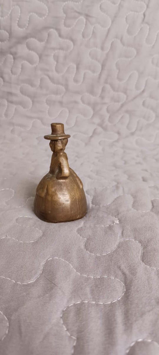 ForgottenKeepS's tweet photo. Vintage Brass Bell Welsh Lady https://t.co/lQci6grhPX #bronze #vintagebrassbell #antiquebrassbell #brassbell #welshwoman #welshwomanbell #brasswelshwoman #welshlady #brasswelshlady #antiquebell #parlorbell #handbell #solidbrass #collectablebell https://t.co/lIvkdLYuie