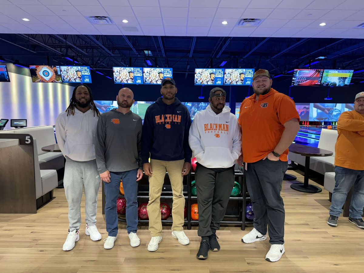 Great competitive bowl game with the coaches tonight unfortunately they lost to @Ethancarson_5 @Jalen_A25 @iamjayfenguy @DragooJr @graykaleb401 the squad. See yall at the goal line this Friday 😭! @BlackmanFtball @CoachHolmanFB @Coach_Kriesky @__coachj