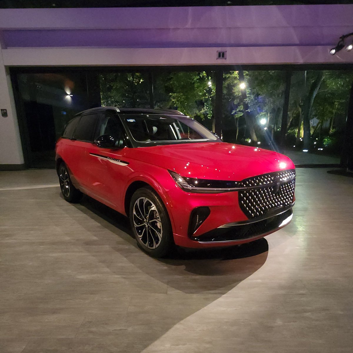 MarioCastilloMX's tweet image. Hoy @LincolnMexico presenta la nueva Nautilus 2024 para México.

Highlights:
-Exterior con iluminación en parrilla.
-Pantalla de 48&quot;.
-Consola central táctil de 11.1&quot;.
-65 Gigas para almacenamiento de apps desde Google Play.
-Volante inteligente cuyos controles se proyectan en la…