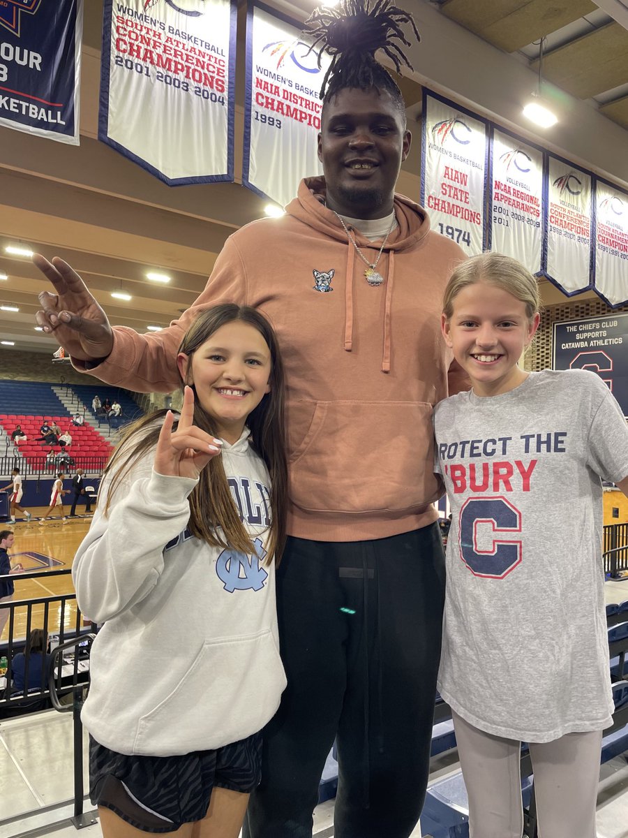 Cool Of ⁦<a href="/beastboyburns/">DJ Burns</a>⁩ For Taking A Picture With Two Fans ⁦<a href="/CatawbaIndians/">Catawba College Athletics</a>⁩ ‼️ Thank You‼️