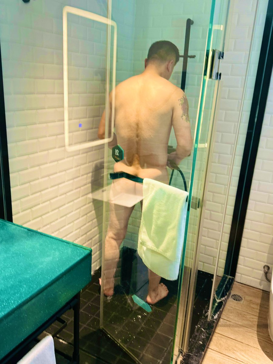 Cdmichelle520's tweet photo. 纹身直男爷们，第一次尝试和cd，喜欢直男爷们的大屁股 #伪娘约直男 #直男偷拍 #直男勾引 https://t.co/vwyYsUeARz
