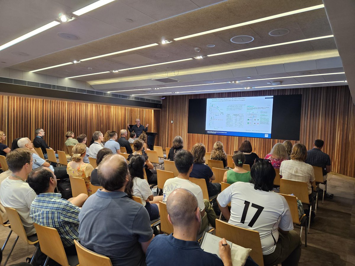 This morning CMR attended a @QUT Biomedical Science Seminar Series presented by new Head of School of Biomedical Sciences, Prof. Gregory Cook. Prof. Cook thoroughly engaged us in his discussion about therapeutics for tuberculosis. We welcome Prof. cook in his new role as HoS.📚