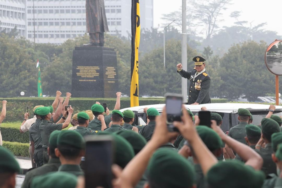 Terima kasih kepada Presiden RI @jokowi atas anugerah dan kehormatan ini, terima kasih kepada Tentara Nasional Indonesia dan Kepolisian Republik Indonesia, serta seluruh prajurit TNI dan Polri di seluruh Indonesia. Sejak umur 18 tahun saya mengucap sumpah untuk selalu setia…