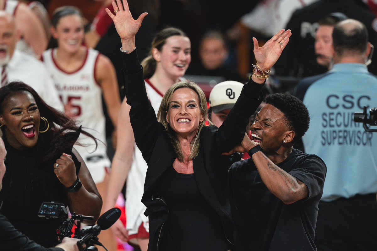 OU_WBBall's tweet photo. OUR COACH 🏆👑 https://t.co/IjTeBfEyPj