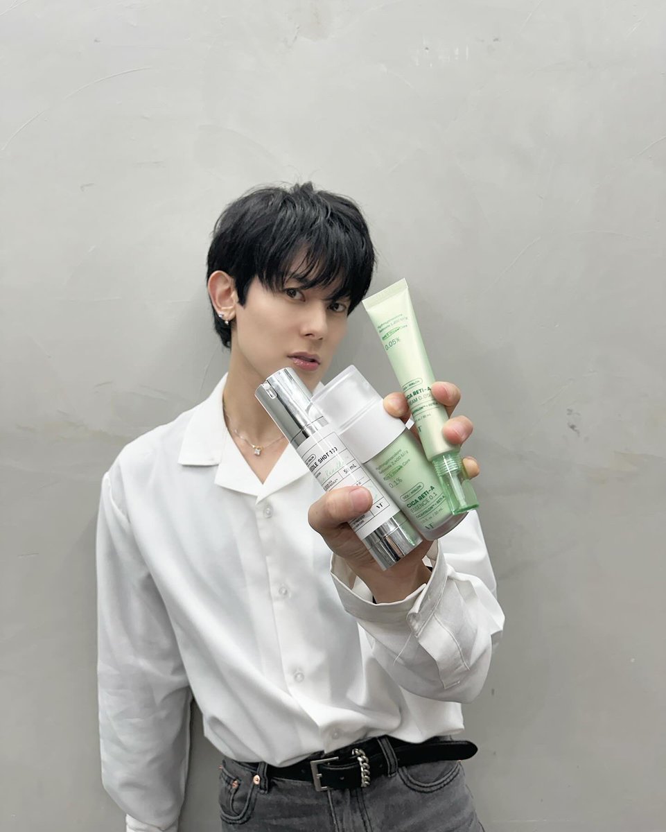 i2mixxx's tweet photo. VTのリードルショット！サラッとしててベタつかないけど、保湿感があるのでメンズも使いやすいセット😙
3/1〜3/12の期間Qoo10メガ割で最大25%もお得に購入できるので、気になった方はこの期間にぜひゲットしてみてね🧴 https://t.co/tGWZQgGHBl