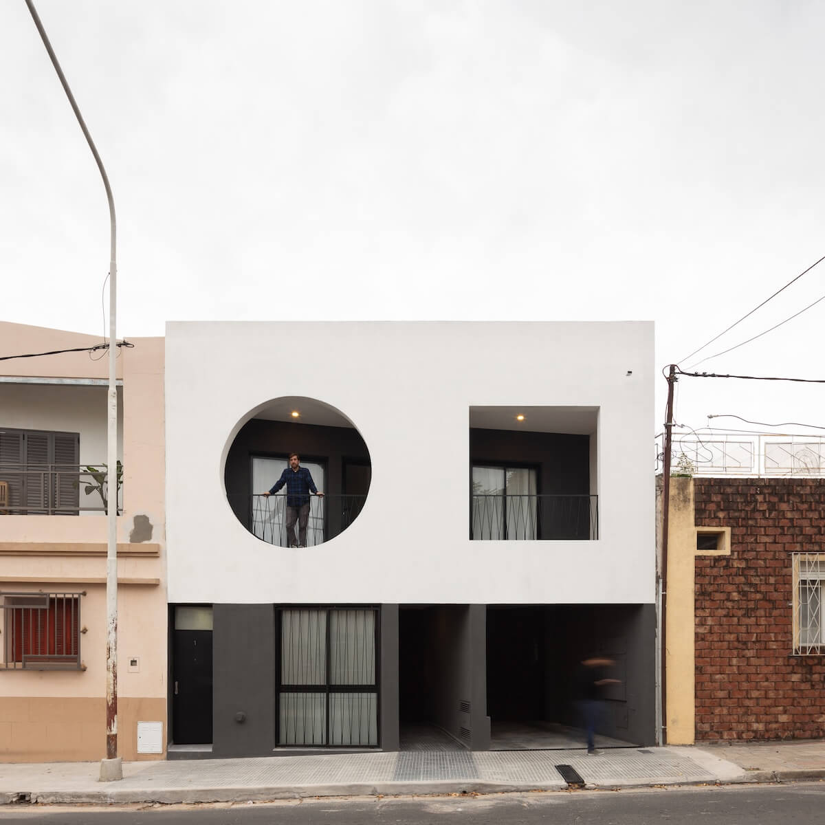AmazingArchi's tweet photo. Re-Reform Collective Housing, Paraná, Argentina by Andres Milos Arquitectos (AMA) in association with Architect Boris Bacaluzzo

Read more: https://t.co/eFQDIPtrzJ

It is common for architecture to work with preexistences, there is always a previous natural or urban environment, or a building of historical value on which to operate. However, in this case the preexistence is not significant for its symbolic or referential value but for its economic, energetic and material value necessary for its execution.

Photography: Ramiro Sosa

#amazingarchitecture  #houses