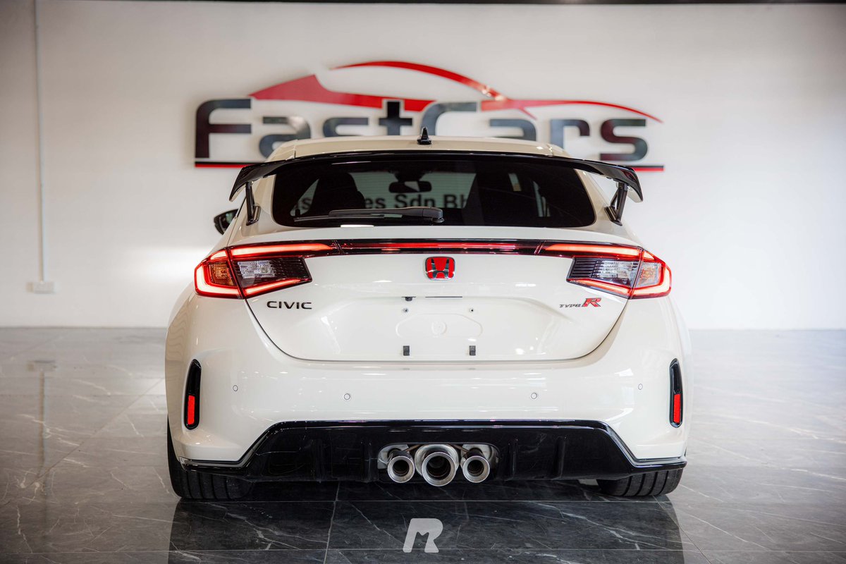 rafiquemuzhaffa's tweet photo. Another Civic Type R FL5 arrives the showroom https://t.co/AB4CBrtK9W