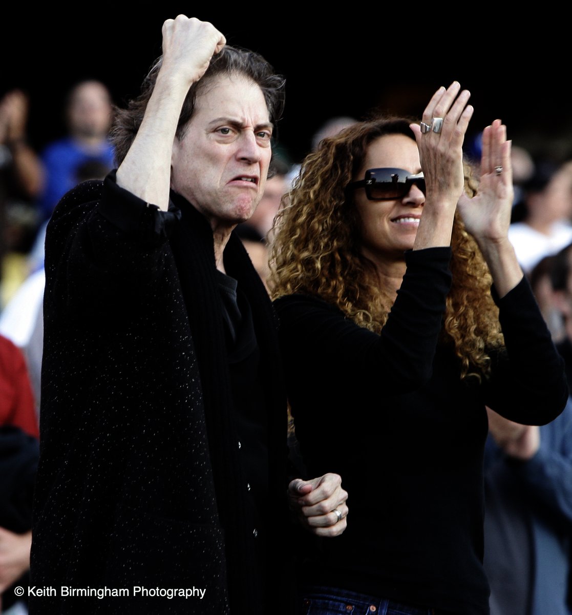 photowkb's tweet photo. Actor Comedian Richard Lewis passed away at age 76 from a heart attack. Richard Lewis seen here cheering on the New York Mets as they play the Los Angeles Dodgers in 2007. #RichardLewis #actors #comdians @Dodgers #dodgers https://t.co/GjQkZAPEuu