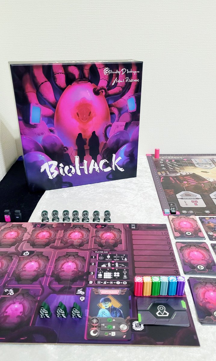 CaitlinErnest's tweet image. We recently received + played Yofiandhy D Indrayana&apos;s #Biohack. I always enjoy a game with a variety of moves to choose from each turn &amp;amp; this game is no exception. Also, the upgraded metal coins are soooo satisfying to use!
@Uchibacoya #バイオハック #ボードゲーム #BoardGame