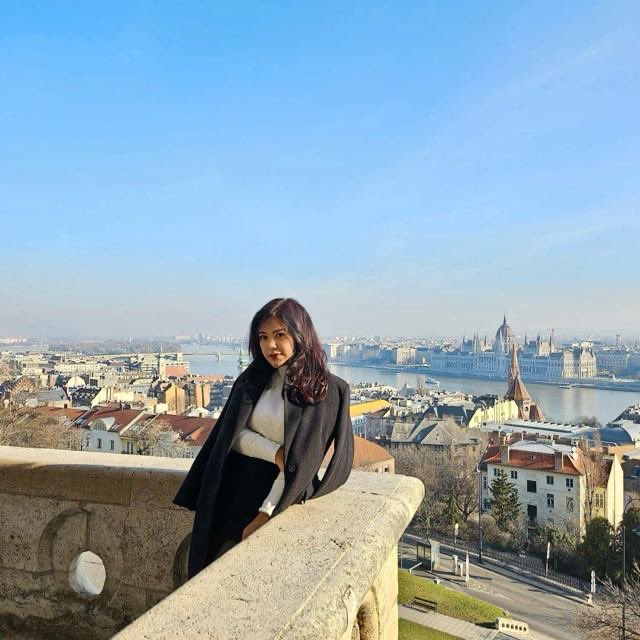 sarrahmitaa's tweet image. so you think buildings behind me are just another state house? clear your pineal gland to see with your inner eye #advancedcivilization