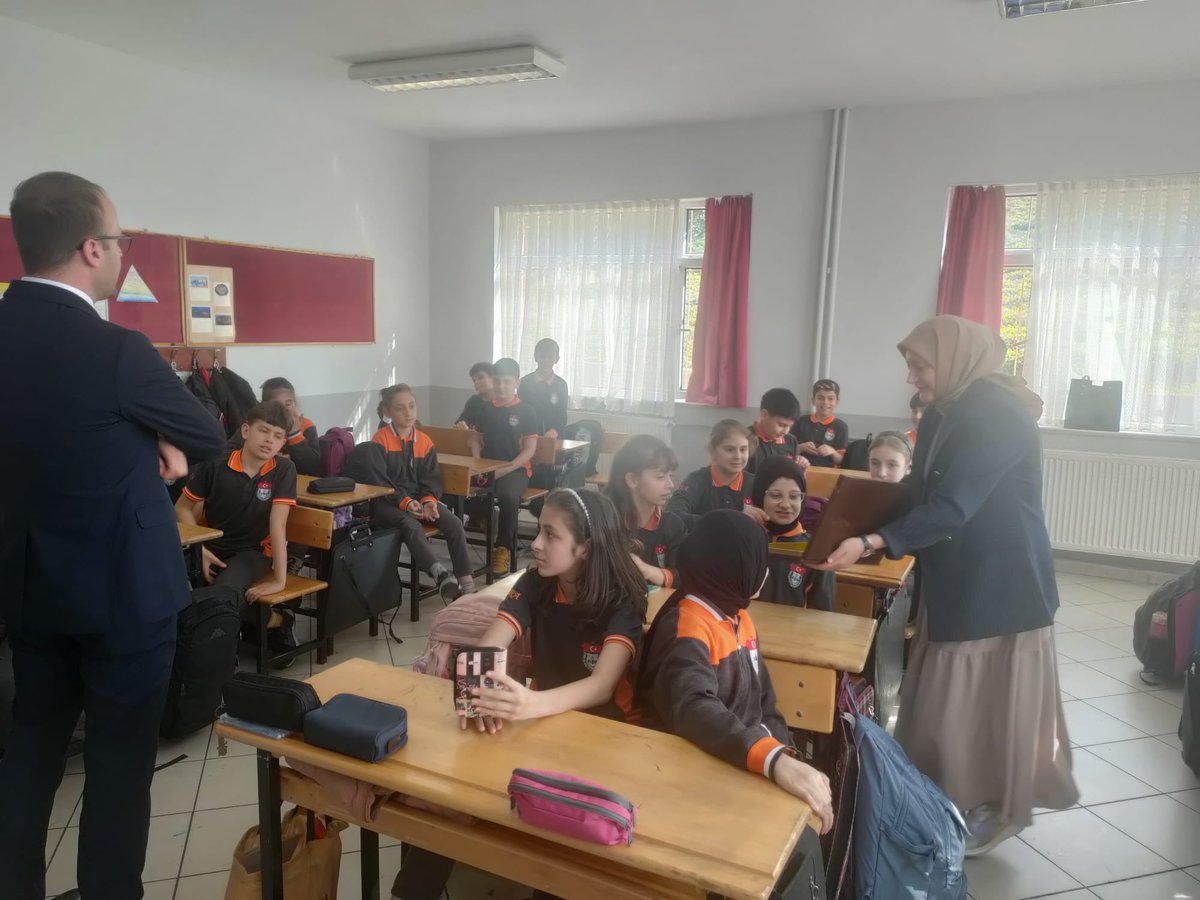 HRustuAltunbasO's tweet photo. Vergi haftası etkinlikleri kapsamında Çayeli vergi dairesi personelleri okulumuzda sunum gerçekleştirdi. #Rize #Çayeli #vergidairesi 📈📍📘📊 https://t.co/BL9Qtw9TwU